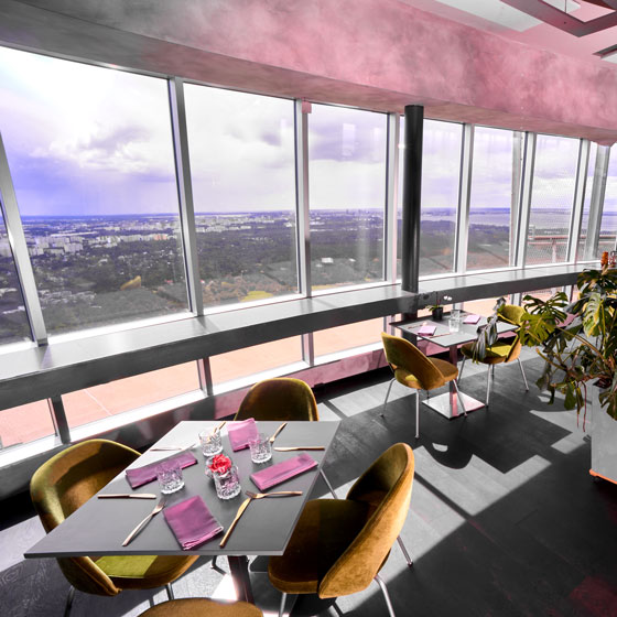 Teletorni restoran ja vaade üle Tallinna